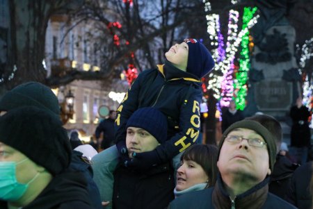 На главной новогодней елке Одессы зажгли праздничные огни (фото, видео)