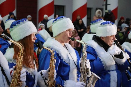 На главной новогодней елке Одессы зажгли праздничные огни (фото, видео)