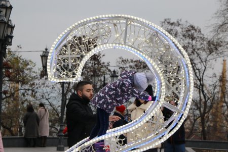 На главной новогодней елке Одессы зажгли праздничные огни (фото, видео)