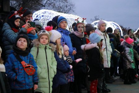 На главной новогодней елке Одессы зажгли праздничные огни (фото, видео)