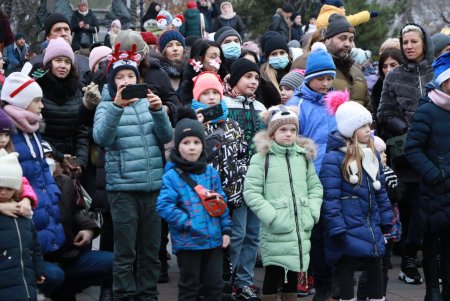 На главной новогодней елке Одессы зажгли праздничные огни (фото, видео)