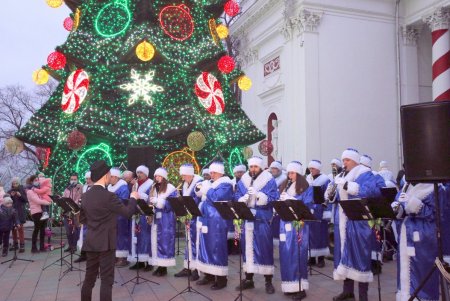 На главной новогодней елке Одессы засияли праздничные огоньки (фоторепортаж)