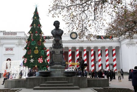 На главной новогодней елке Одессы засияли праздничные огоньки (фоторепортаж)