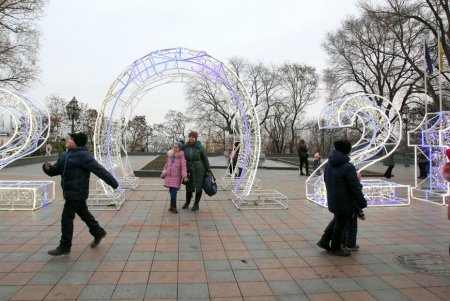 На главной новогодней елке Одессы засияли праздничные огоньки (фоторепортаж)