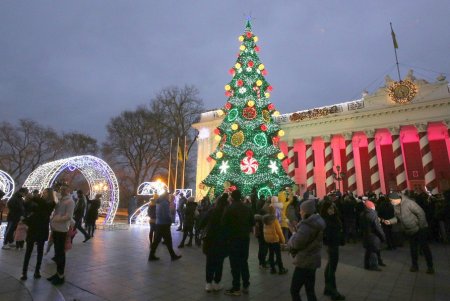 На главной новогодней елке Одессы засияли праздничные огоньки (фоторепортаж)