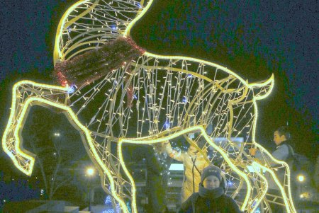 На главной новогодней елке Одессы засияли праздничные огоньки (фоторепортаж)
