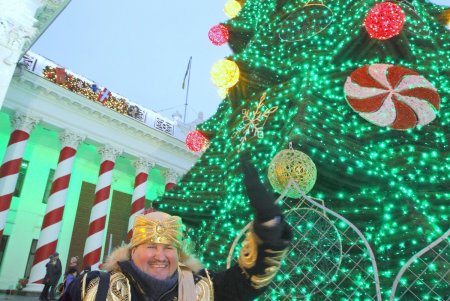 На главной новогодней елке Одессы засияли праздничные огоньки (фоторепортаж)