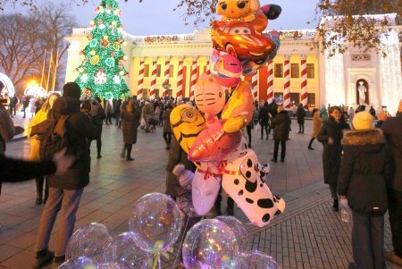 На главной новогодней елке Одессы засияли праздничные огоньки (фоторепортаж)