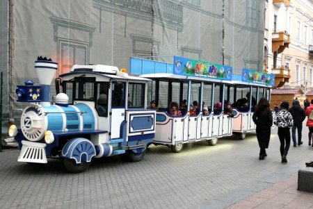 На главной новогодней елке Одессы засияли праздничные огоньки (фоторепортаж)