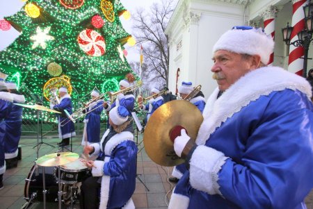 На главной новогодней елке Одессы засияли праздничные огоньки (фоторепортаж)