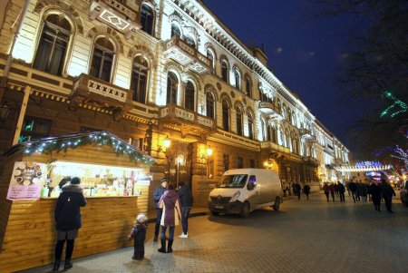 На главной новогодней елке Одессы засияли праздничные огоньки (фоторепортаж)
