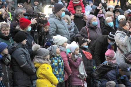 На главной новогодней елке Одессы засияли праздничные огоньки (фоторепортаж)