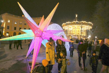 На главной новогодней елке Одессы засияли праздничные огоньки (фоторепортаж)