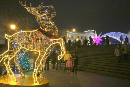 На главной новогодней елке Одессы засияли праздничные огоньки (фоторепортаж)