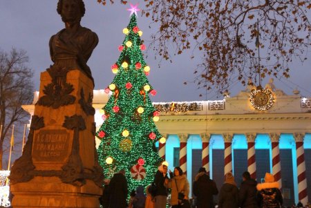На главной новогодней елке Одессы засияли праздничные огоньки (фоторепортаж)