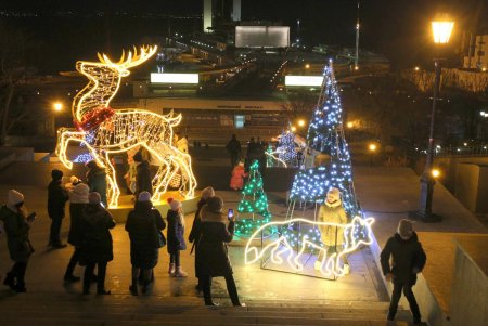 На главной новогодней елке Одессы засияли праздничные огоньки (фоторепортаж)