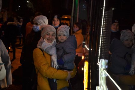 В день Святого Николая по центру города проехали троллейбусы с Дедами Морозами и Снегурочками за рулем (фото)