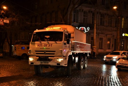 В день Святого Николая по центру города проехали троллейбусы с Дедами Морозами и Снегурочками за рулем (фото)