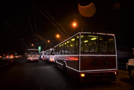 В день Святого Николая по центру города проехали троллейбусы с Дедами Морозами и Снегурочками за рулем (фото)