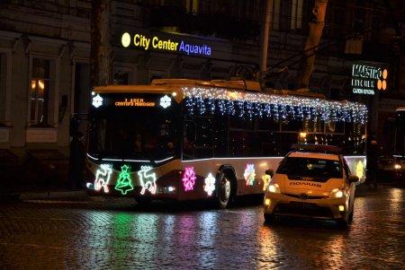 В день Святого Николая по центру города проехали троллейбусы с Дедами Морозами и Снегурочками за рулем (фото)