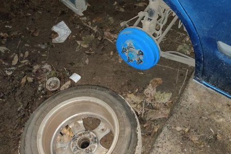 На Бугаевской патрульные догнали и задержали похитителей автомобильных колес (фото)