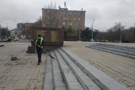 Сотрудники КП «Сервисный центр» привели в порядок ряд городских памятников и мемориалов (фото)
