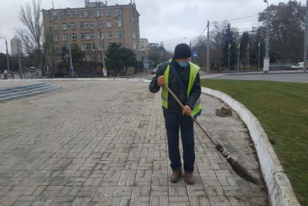 Сотрудники КП «Сервисный центр» привели в порядок ряд городских памятников и мемориалов (фото)