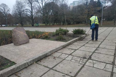 Сотрудники КП «Сервисный центр» привели в порядок ряд городских памятников и мемориалов (фото)