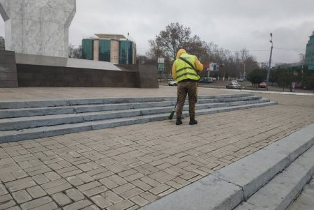 Сотрудники КП «Сервисный центр» привели в порядок ряд городских памятников и мемориалов (фото)