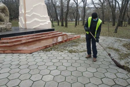 Сотрудники КП «Сервисный центр» привели в порядок ряд городских памятников и мемориалов (фото)