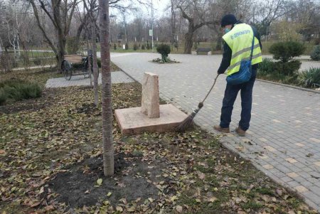 Сотрудники КП «Сервисный центр» привели в порядок ряд городских памятников и мемориалов (фото)