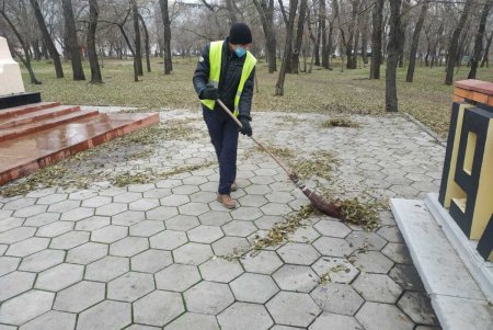Сотрудники КП «Сервисный центр» привели в порядок ряд городских памятников и мемориалов (фото)