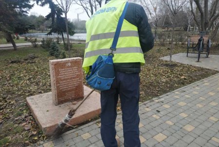 Сотрудники КП «Сервисный центр» привели в порядок ряд городских памятников и мемориалов (фото)