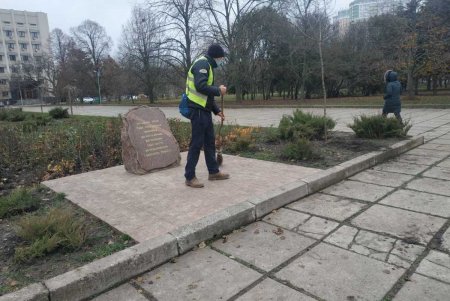 Сотрудники КП «Сервисный центр» привели в порядок ряд городских памятников и мемориалов (фото)
