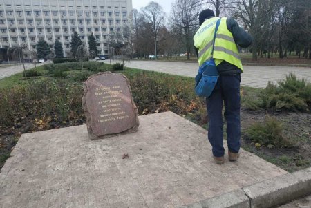 Сотрудники КП «Сервисный центр» привели в порядок ряд городских памятников и мемориалов (фото)