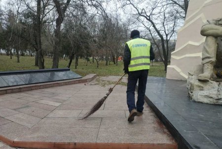 Сотрудники КП «Сервисный центр» привели в порядок ряд городских памятников и мемориалов (фото)