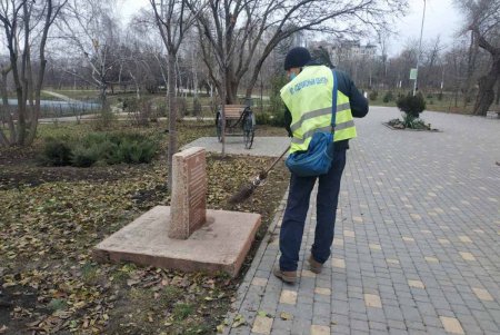 Сотрудники КП «Сервисный центр» привели в порядок ряд городских памятников и мемориалов (фото)