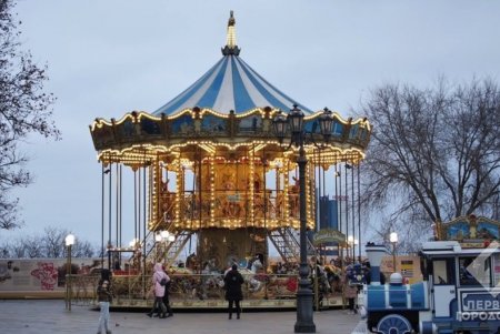 Открылась резиденция Деда Мороза в Летнем театре (фото)