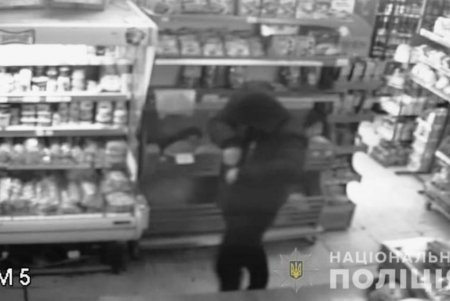 Рецидивист, угрожая пистолетом, грабил магазины и аптеки в Одесской области, а деньги тратил на наркотики (фото, видео)
