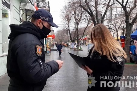 На Дерибасовской девушка ударила ножом в грудь прохожего, попросившего у нее телефон для звонка (фото, видео)
