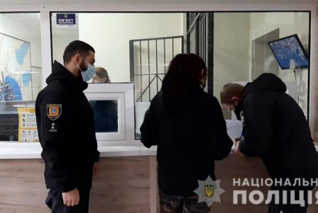 На Дерибасовской девушка ударила ножом в грудь прохожего, попросившего у нее телефон для звонка (фото, видео)