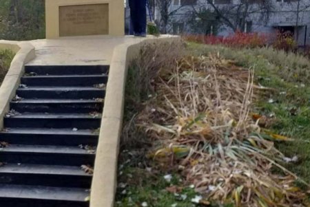 Коммунальщики привели в порядок ряд фонтанов, бюветов, памятников в Малиновском районе и убрали вокруг территорию (фото)