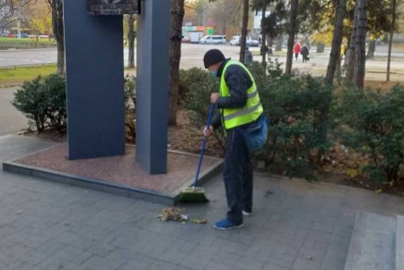 Коммунальщики привели в порядок ряд фонтанов, бюветов, памятников в Малиновском районе и убрали вокруг территорию (фото)
