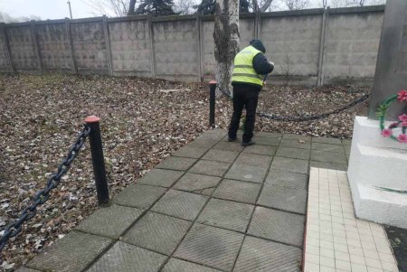 Коммунальщики привели в порядок ряд фонтанов, бюветов, памятников в Малиновском районе и убрали вокруг территорию (фото)