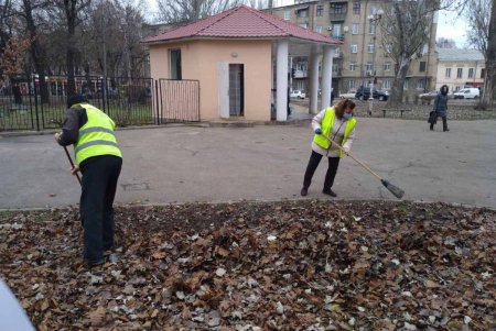 Коммунальщики привели в порядок ряд фонтанов, бюветов, памятников в Малиновском районе и убрали вокруг территорию (фото)