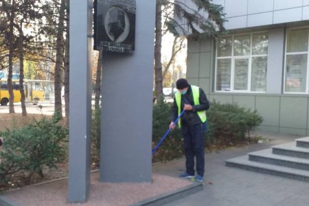 Коммунальщики привели в порядок ряд фонтанов, бюветов, памятников в Малиновском районе и убрали вокруг территорию (фото)