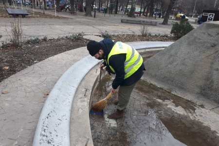 Коммунальщики привели в порядок ряд фонтанов, бюветов, памятников в Малиновском районе и убрали вокруг территорию (фото)