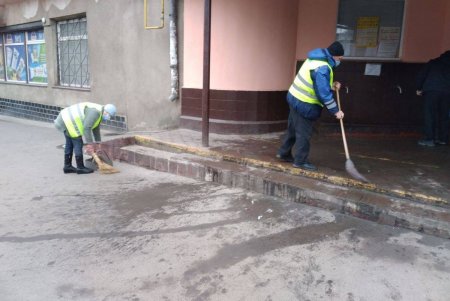 Коммунальщики привели в порядок ряд фонтанов, бюветов, памятников в Малиновском районе и убрали вокруг территорию (фото)