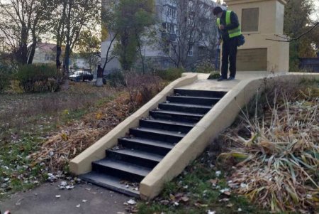 Коммунальщики привели в порядок ряд фонтанов, бюветов, памятников в Малиновском районе и убрали вокруг территорию (фото)