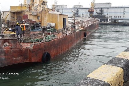 Под Одессой тонула баржа с кукурузой (фото)
